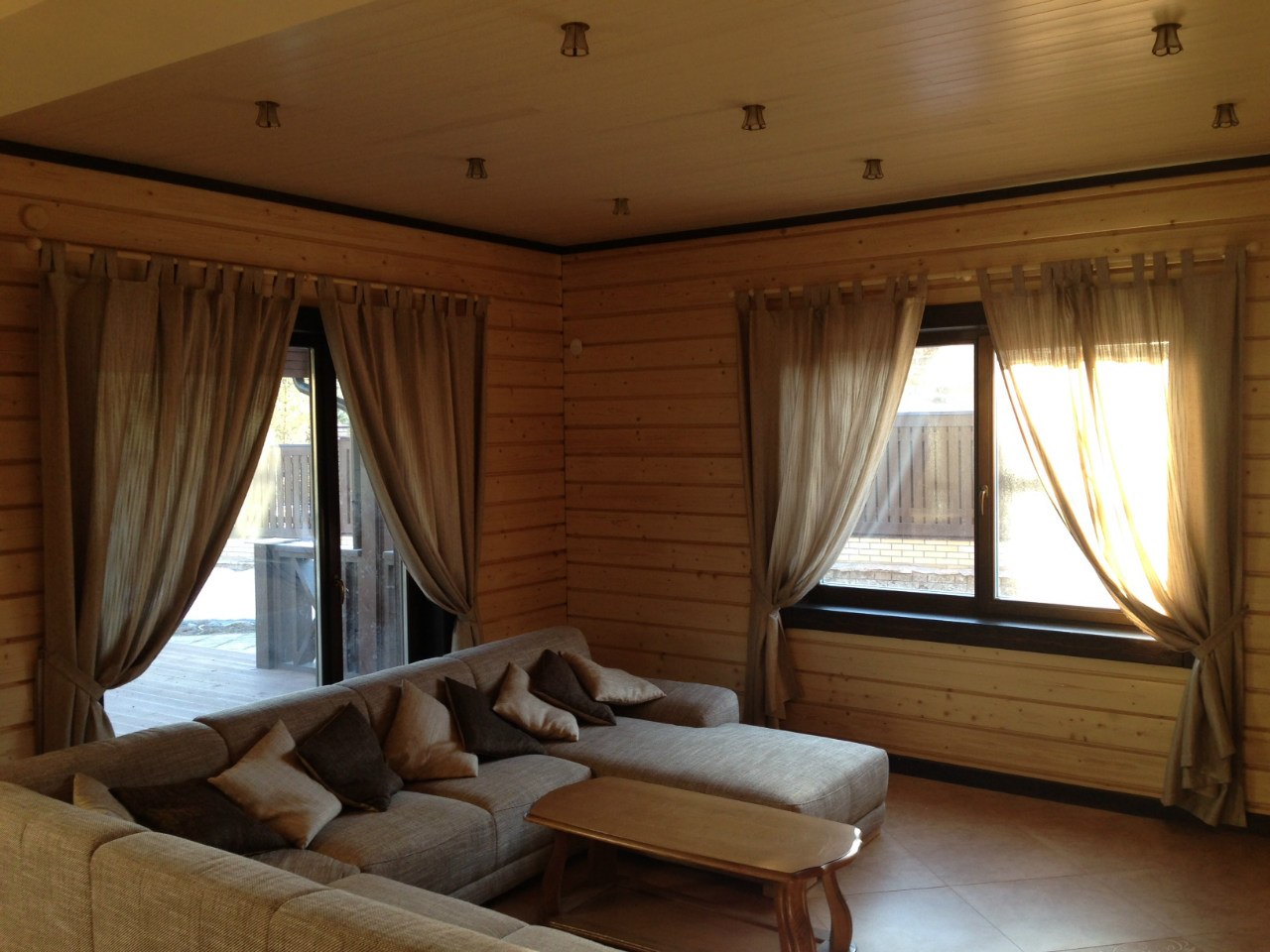 фото шторы на деревянных окнах