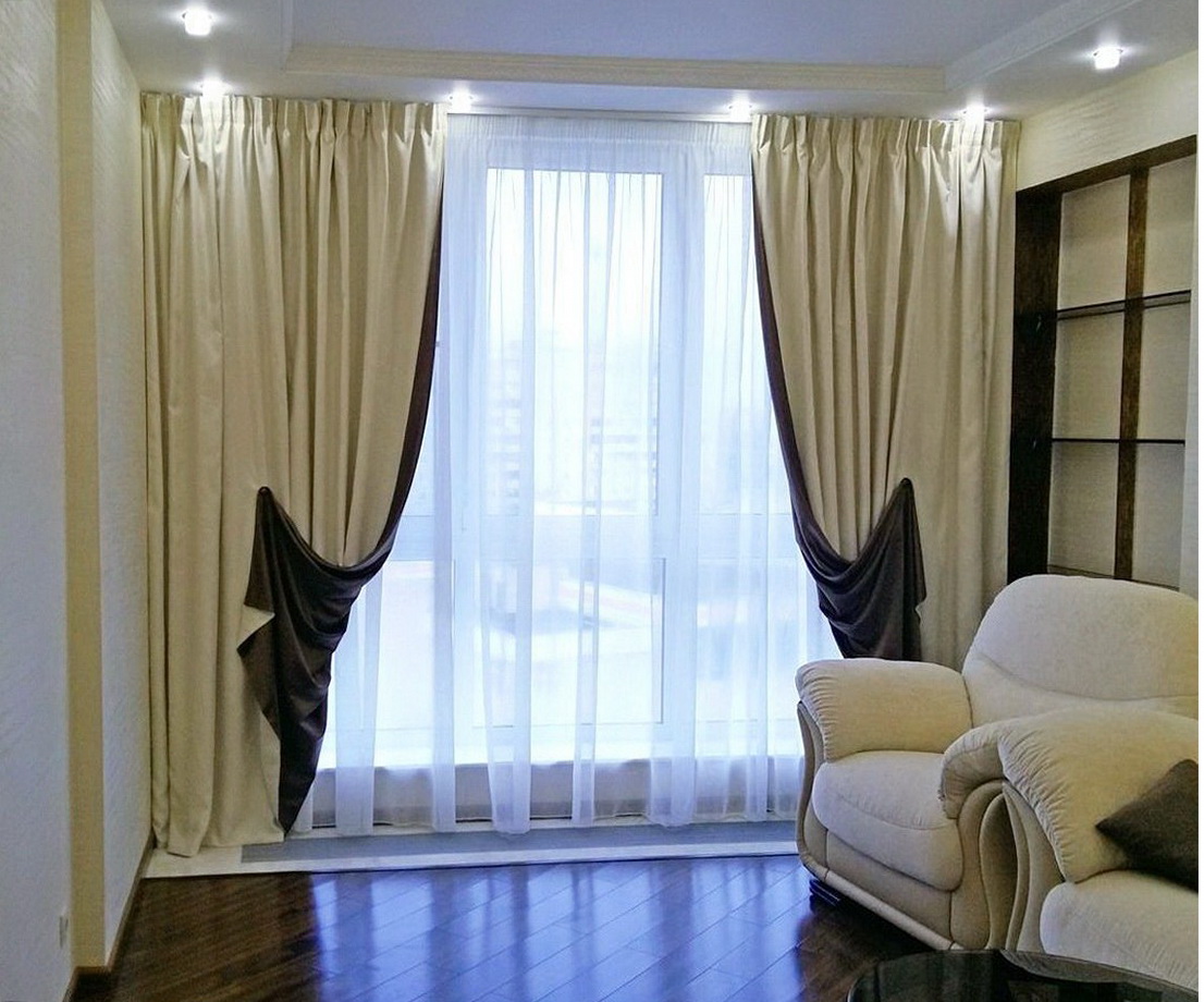 оформление двух окон в гостиной в современном стиле